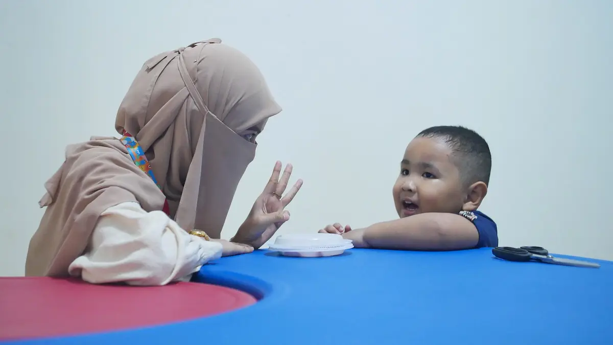 Guru WanderKids bersama anak di kelas