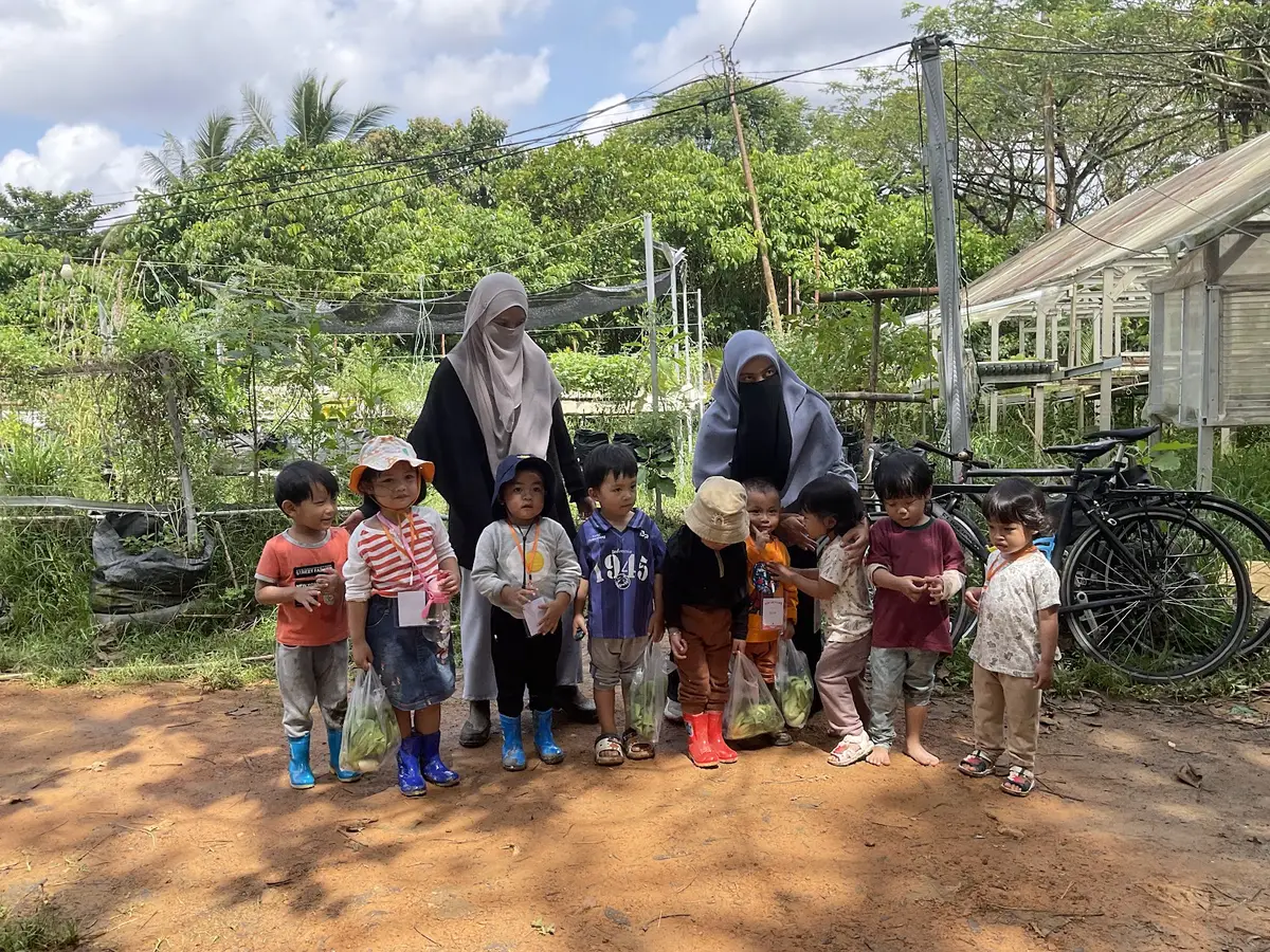 Belajar dari tanaman dan tanah secara langsung.