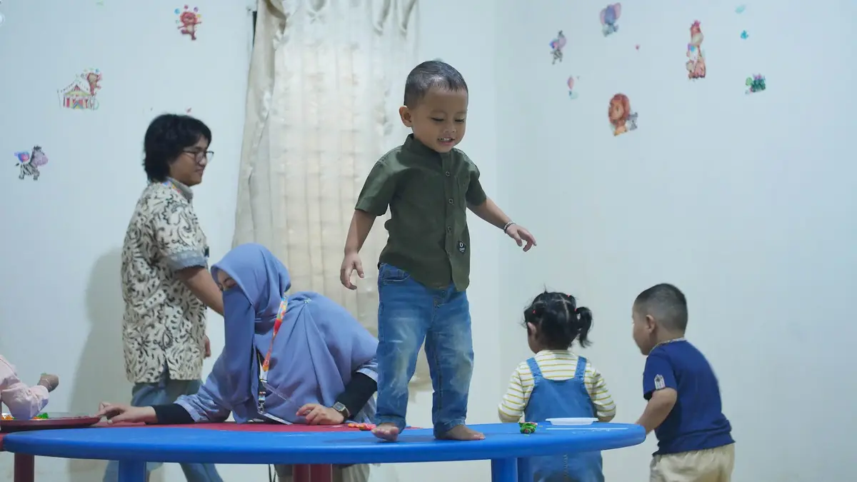 Anak-anak bermain di kelas WanderKids