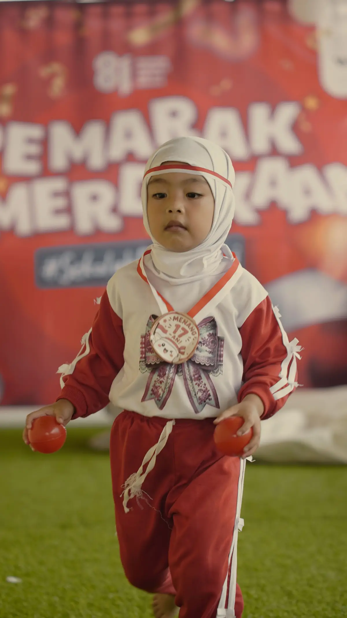 Ikut lomba dengan semangat.