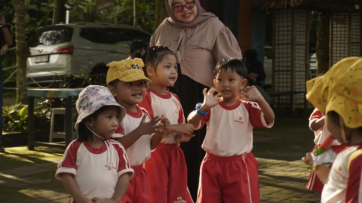 Anak-anak WanderKids berjalan bersama di Kampung Kencana